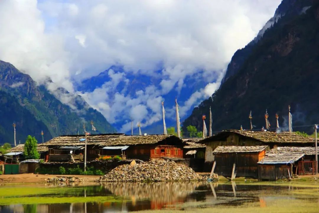 མཛེས་པའི་ཀོང་པོ་རྒྱ་མདས་ཁྱེད་ལ་དགའ་བསུ་ཞུ།
