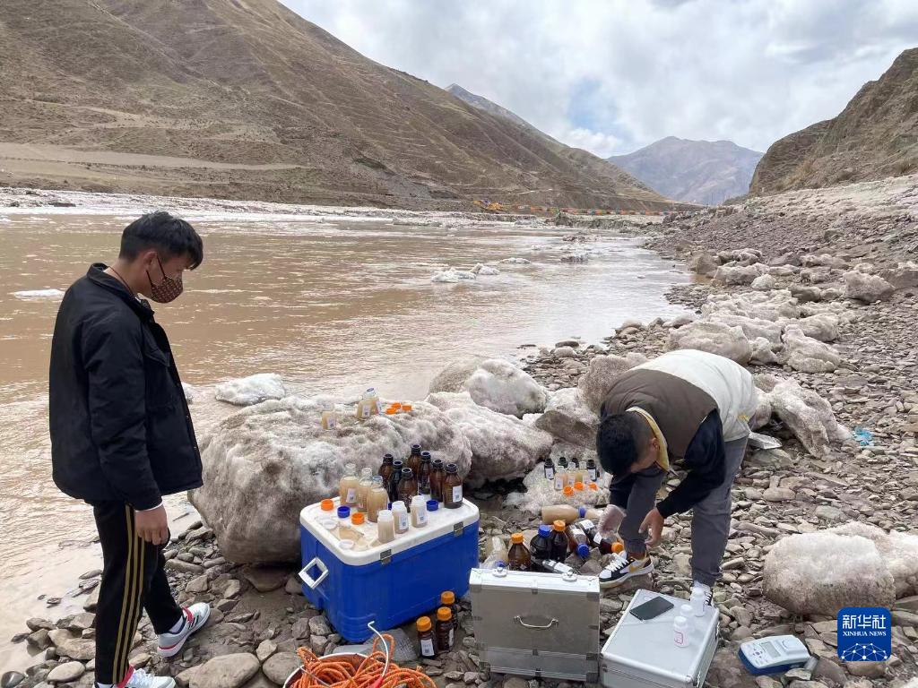གཙང་གསུམ་འབྱུང་ཡུལ་གྱིས་ཚན་རྩལ་ལ་བརྟེན་ནས་ཆུའི་ཐོན་ཁུངས་སྲུང་སྐྱོང་བྱས་པ།