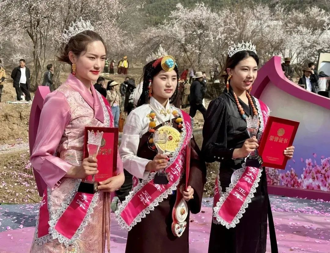 སྡེ་རོང་རྫོང་གི་ཆེས་མཛེས་པའི་བུ་མོ་བདམས་ཐོན་བྱུང་།