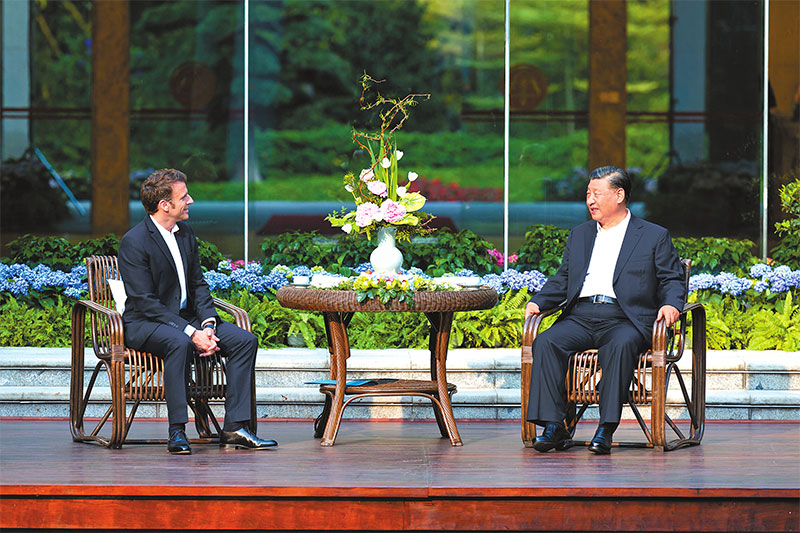 ཞི་ཅིན་ཕིང་གིས་ཀོང་ཀྲོའུ་རུ་ཧྥ་རན་སེའི་ཙུང་ཐུང་མ་ཁེ་ལུང་དང་དངོས་གཞི་མིན་པའི་ཞལ་འཛོམས་གནང་བ།