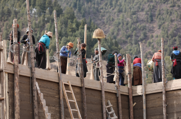 གྱང་རྡུང་ལག་རྩལ་གྱིས་གནའ་བོའི་བཟོ་བཀོད་དཔལ་ཡོན་རྒྱུད་འཛིན་བྱེད།