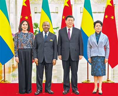 ཞི་ཅིན་ཕིང་གིས་ཀ་པོན་གྱི་ཙུང་ཐུང་པང་ཀེ་དང་གྲོས་མོལ་གནང་བ།