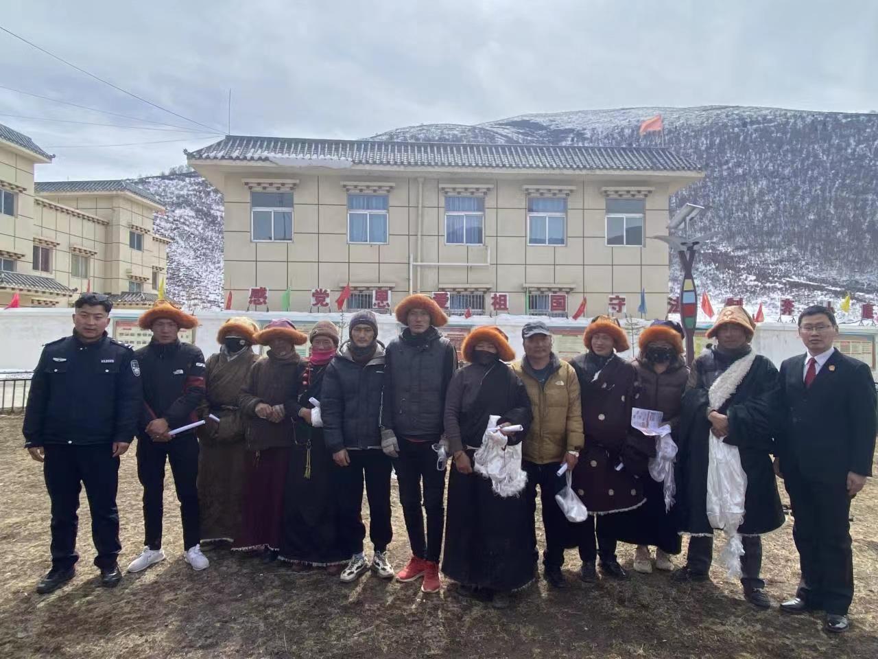 སྡེ་དགེ་རྫོང་སྲིད་གྲོས་ཨུ་ཡོན་ནམ་གཞི་རིམ་ཁྲིམས་རས་དམངས་ཀྱི་ཆེད་དུ་ཁྲིམས་སྐྱོང་བ།