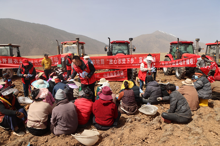 དཔལ་ཡུལ་རྫོང་གིས་ཞིང་བའི་རྨོ་འདེབས་ལག་རྩལ་གསོ་སྐྱོང་བྱས།