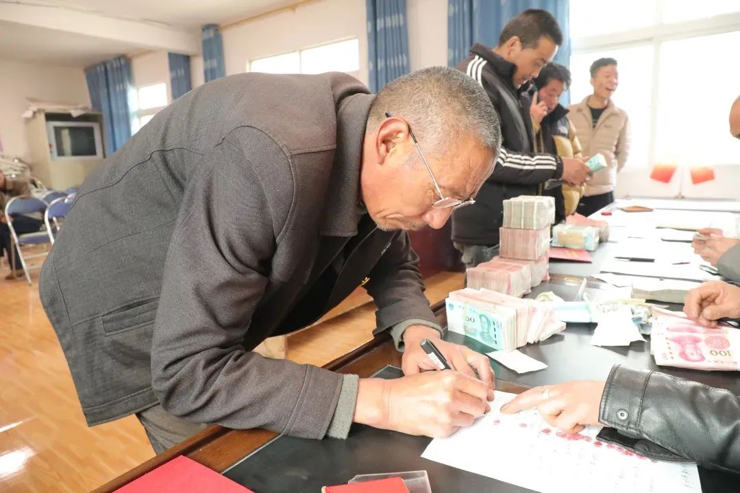 ཨ་སྐྱིད་གྲོང་རྡལ་གྱིས་གྲོང་གསེབ་དར་རྒྱས་ལ་སྐུལ་འདེད་བཏང་།