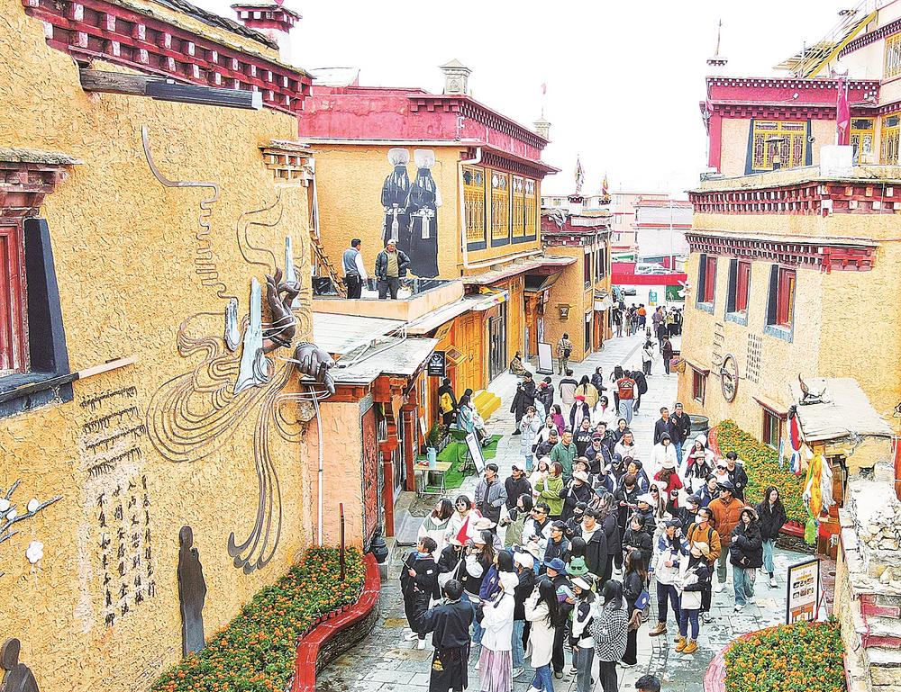“ལྔ་གཅིག”གུང་གསེང་དུ་དཀར་མཛེས་ཁུལ་དུ་ཡུལ་སྐོར་བས་འདུ་ལོང་རྒོད།
