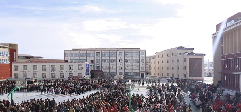 མི་རིགས་སློབ་གསོའི་མེ་ཏོག་མཛོད་དགེའི་རྩྭ་ཐང་ཆེན་མོར་རྣམ་པར་བཞད།