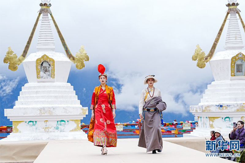 གངས་རིའི་འདབས་ཀྱི་མི་རིགས་གྱོན་ཆས་འགྲེམས་སྟོན་རྫིག་པོ་འདུག