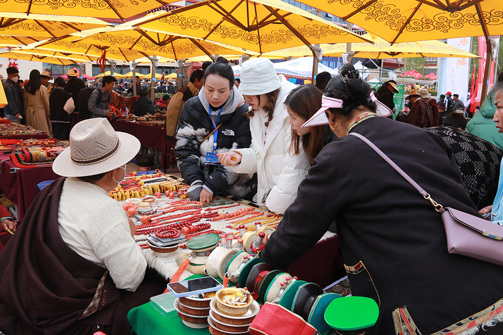 “ལྔ་གཅིག”གུང་གསེང་རིང་དཀར་མཛེས་རྫོང་གི་གནའ་རྫས་ཁྲོམ་རར་ཡུལ་སྐོར་བའི་འཚང་ཁ་ཧ་ཅང་ཆེ།