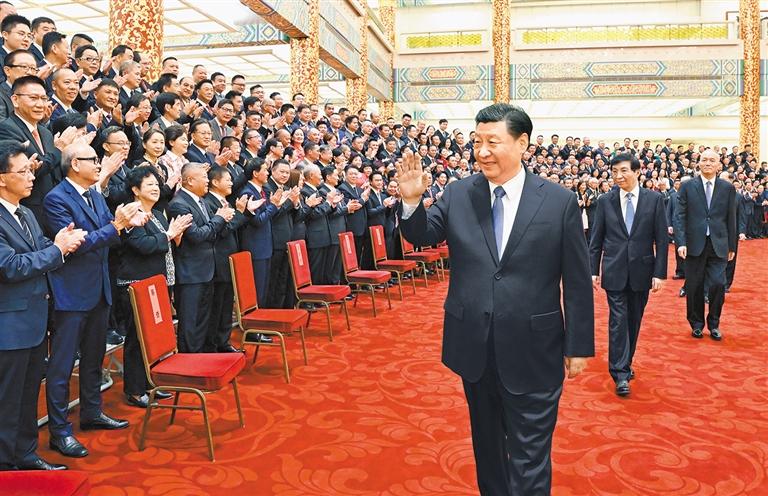 ཞི་ཅིན་ཕིང་གིས་འཛམ་གླིང་གི་ཕྱིར་སྡོད་རང་མི་དང་ཕྱི་ཁོངས་ཀྲུང་གོ་བ་ཚོགས་པའི་མཐུན་འབྲེལ་ཚོགས་ཆེན་སྐབས་བཅུ་པའི་འཐུས་མིར་མཇལ་འཕྲད་གནང་བ།