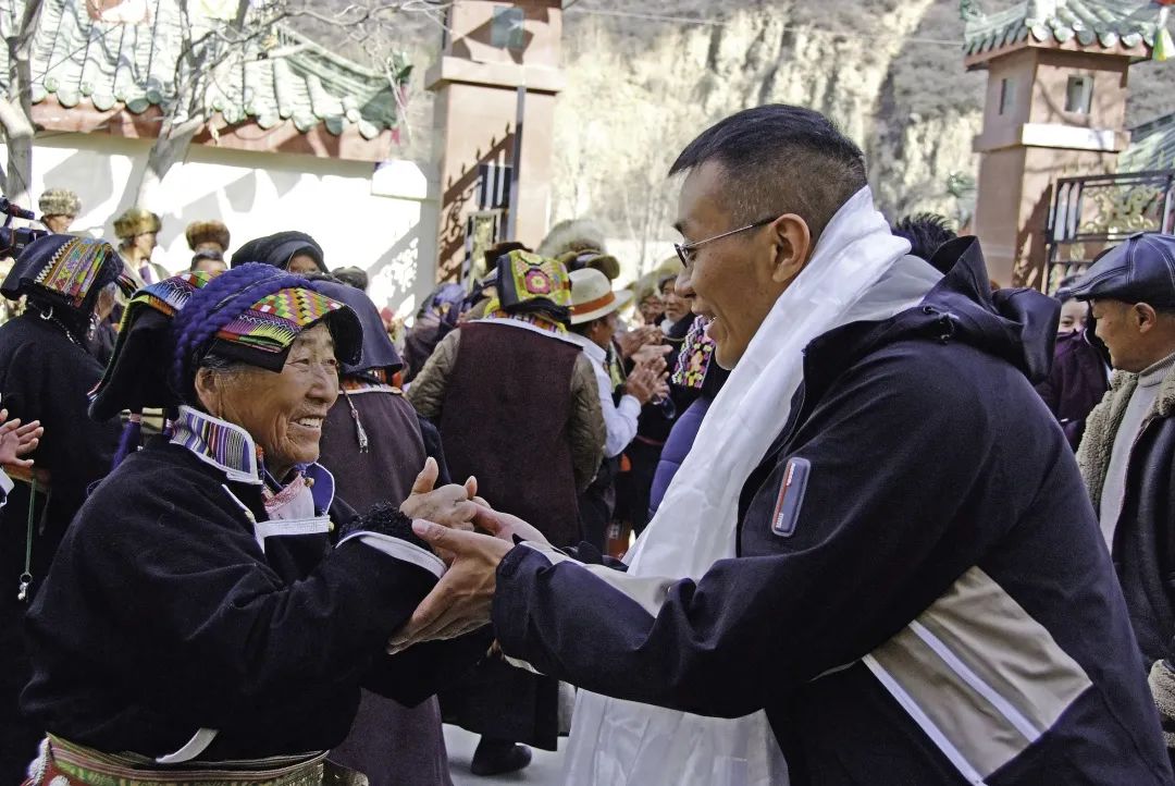 ལི་ཅིན། ཚོང་ལས་ཀྱི་ཁྲོད་ནས་སྤྱི་ཕན་གྱི་སྟོབས་ཤུགས་འདོན།