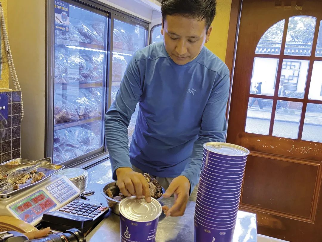 ཀརྨ་ཚེ་རིང་། བོད་རང་གི་བྲོ་བ་སོར་འཇོག་བྱས་པའི་བོད་ཟས།