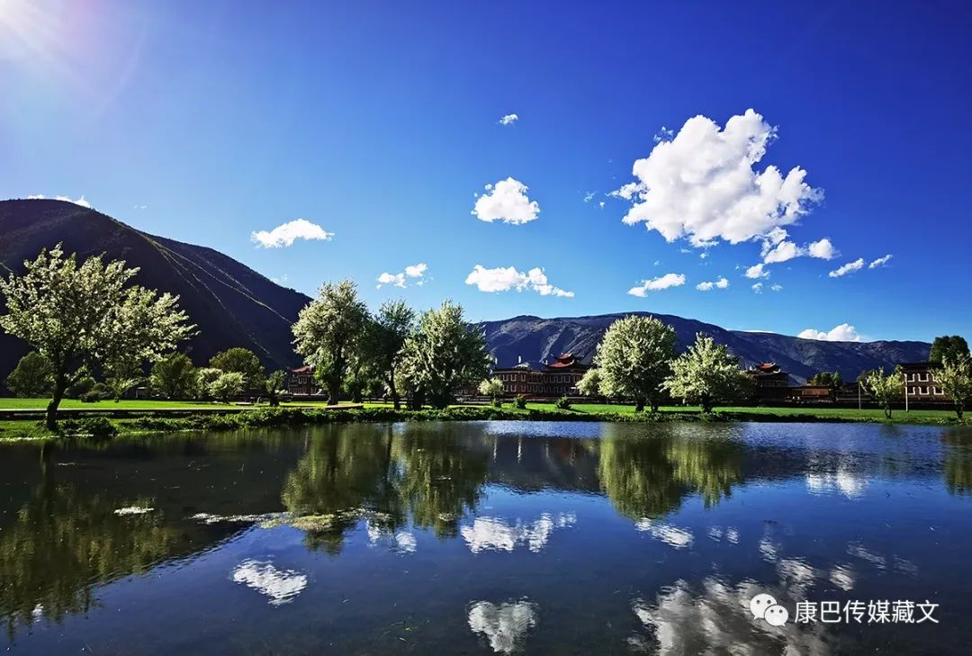 དར་མདོ་སྐྱ་གད་ཡུལ་ལ།། བདེ་སྐྱིད་ཉི་མ་ཤར་འདུག།