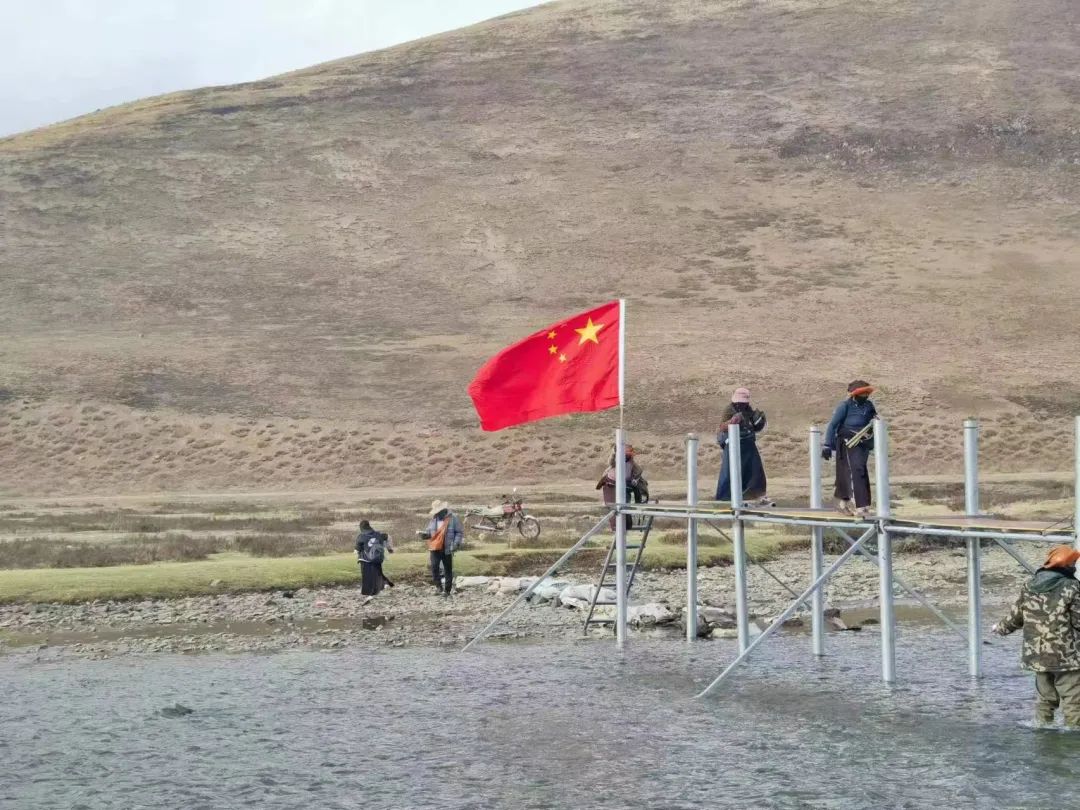ཟླ་ཆུའི་ཐོག་ཏུ་དམངས་ཕན་ཟམ་པ་བཙུགས།