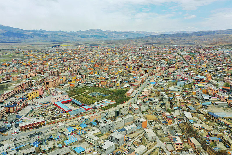 དཀར་མཛེས་ཀྱི་དུད་ཚང་སྟོང་ཟིན་པའི་བོད་པའི་གྲོང་སྡེ།
