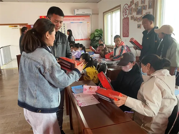 མཛོད་དགེ་རྫོང་གིས་ཁྱིམ་ཚང་དང་རྒྱལ་ཁབ་ལ་བརྩེ་བ་འཆང་ཞིང་བཞུད་ལམ་གསར་བ་འབད་པས་སྐྱོང་ཞེས་པའི་ཁྱིམ་སྲོལ་དང་ཁྱིམ་ཚང་སློབ་གསོའི་དྲིལ་སྒྲོག་བྱེད་སྒོ་སྤེལ།