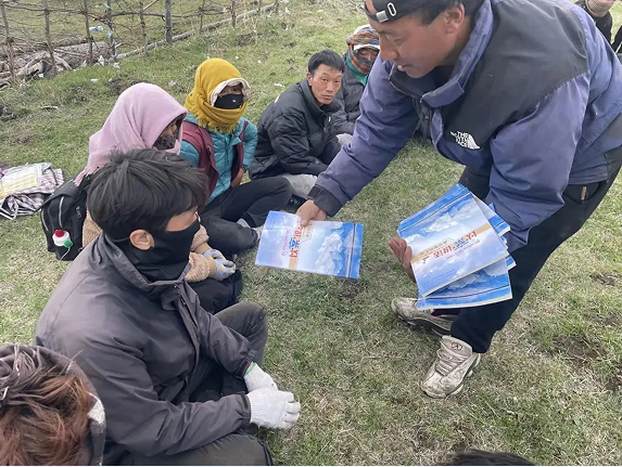 མཛོད་དགེ་རྫོང་ཁྲིམས་འཛིན་ཅུས་ཀྱིས་ཁྲིམས་སྐྱོང་དྲིལ་སྒྲོག་རི་མགོར་བསྐྱལ།
