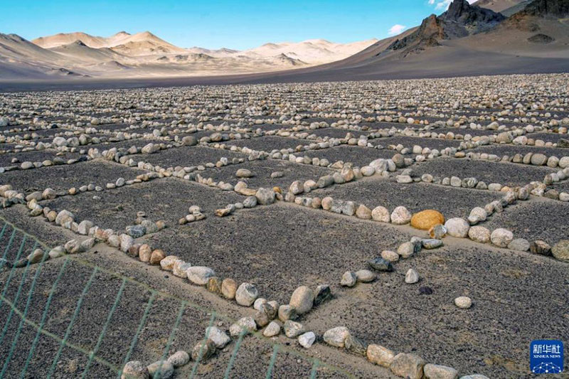 མངའ་རིས་གཞུང་ལམ་འགྲམ་གྱི་རྡོ་ར་ཆེན་པོ།