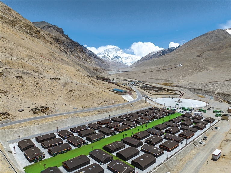 ཇོ་མོ་གླང་མའི་འདབས་སུ་སྦྲ་གུར་མགྲོན་ཁང་བཙུགས་ནས་ཕྱུག་པོའི་ལམ་དུ་བསྐྱོད་པ།