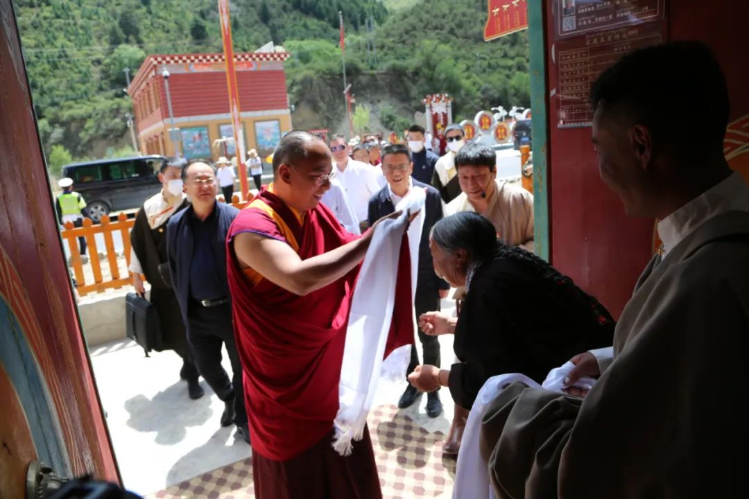 པཎ་ཆེན་ཨེར་ཏེ་ནི་ཆོས་ཀྱི་རྒྱལ་པོ་དཀར་མཛེས་ཁུལ་དུ་གཟིགས་ཞིབ་ལ་ཕེབས།