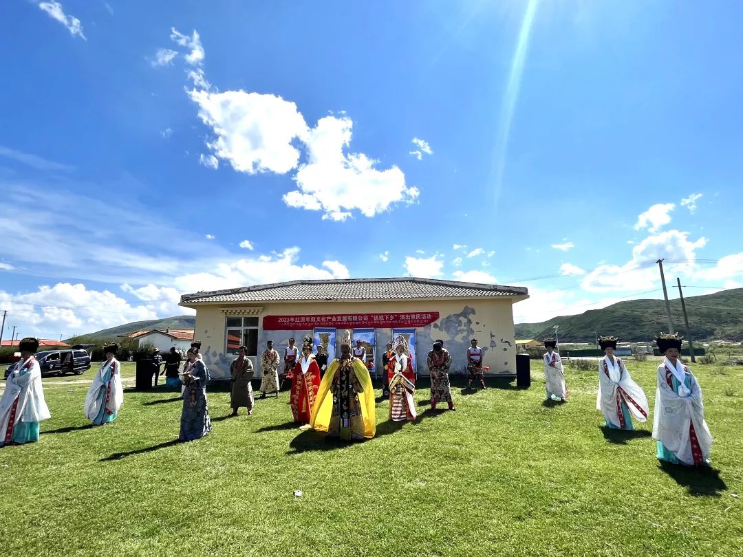 དམངས་ཕན་ཟློས་གར་འཁྲབ་སྟོན་བྱས་ནས་གྲོང་གསེབ་རིག་གནས་དར་སྤེལ་བཏང་།