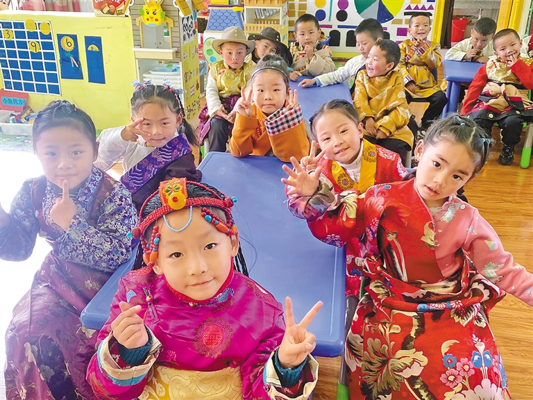 མཐུན་སྒྲིལ་མེ་ཏོག་ལྷུག་པོར་བཞད། བདེ་སྐྱིད་ཉི་འོད་ཀུན་ལ་ཁྱབ།