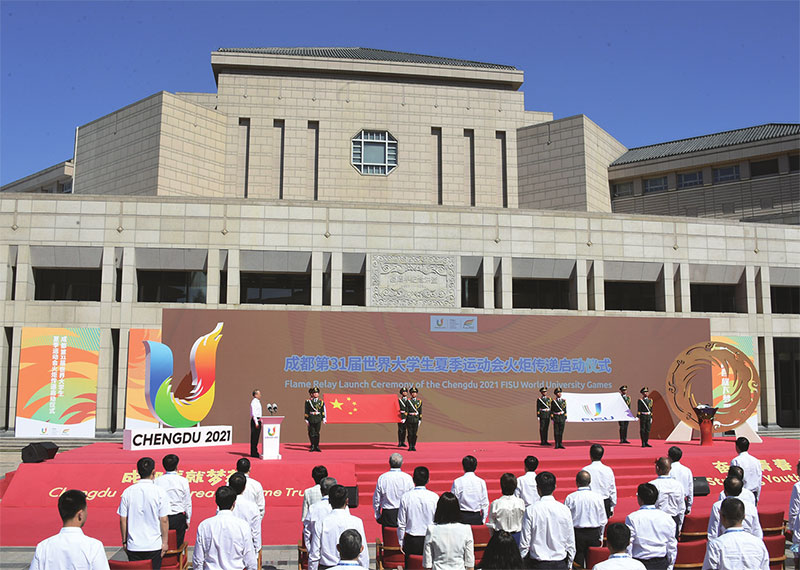 ཁྲེང་ཏུའུ་ལུས་རྩལ་འགྲན་ཚོགས་ཆེན་པོའི་དཔལ་འབར་བརྒྱུད་སྤྲོད་ཀྱི་འགོ་ཚུགས་མཛད་སྒོ་པེ་ཅིང་དུ་འཚོགས་པ།