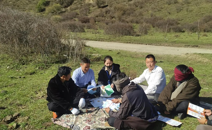 མི་དམངས་མང་ཚོགས་ཀྱི་དགོས་མཁོ་གང་ན་ཡོད་ན་དམངས་ཆེན་ལས་ཀའི་གཙོ་གནད་དེར་ཡོད།