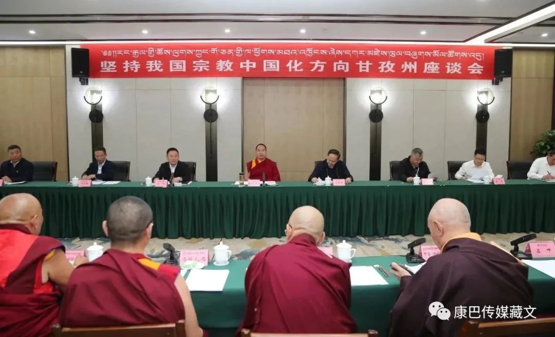 པཎ་ཆེན་ཨེར་ཏེ་ནི་ཆོས་ཀྱི་རྒྱལ་པོས་དཀར་མཛེས་ཁུལ་བོད་བརྒྱུད་ནང་བསྟན་ལས་རིགས་ཀྱི་འཐུས་མི་དང་བཞུགས་མོལ་གནང་།