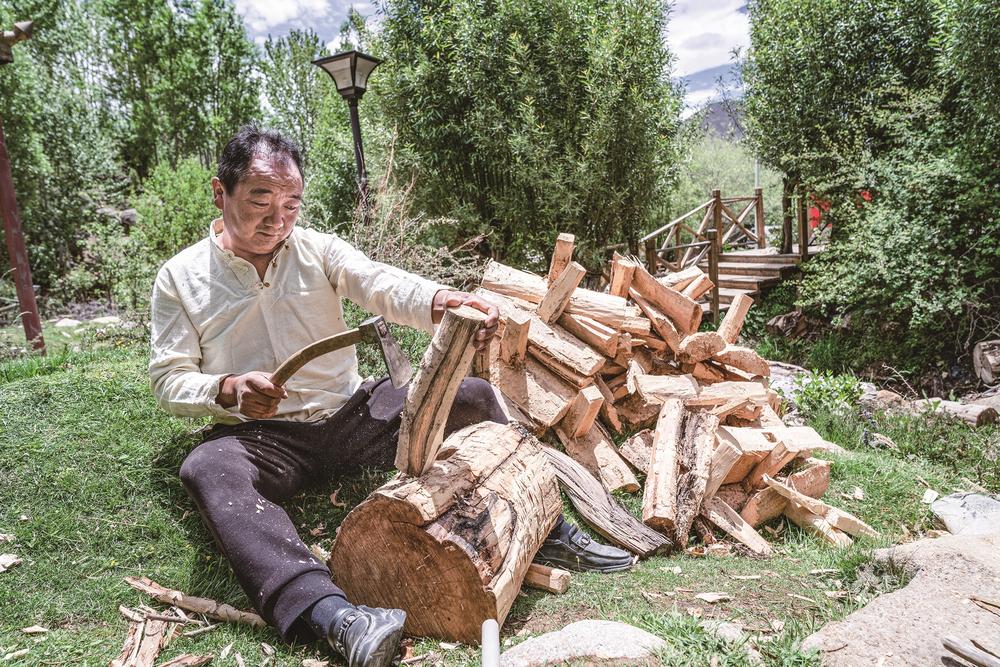དྲི་མ་ཡག་བྱུང་སྣེ་མོ་རྫོང་གི་སྤོས།། ཐོན་ལས་བཟང་པོས་ཕྱུག་པོའི་སྒོ་འཕར་ཕྱེ།།