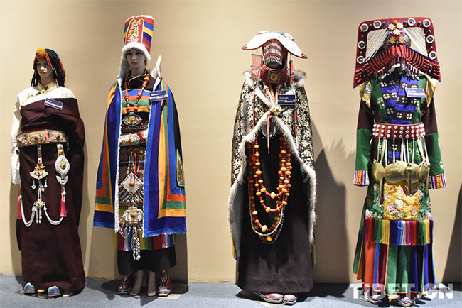 བོད་ལྗོངས་འགྲེམས་ཚོགས་སུ་མི་ཚོགས་ཀྱིས་ཁེངས་ཤིང་ཐོན་རྫས་སྣ་མང་འདུག