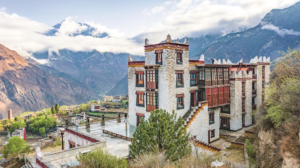 རོང་བྲག་རྫོང་གིས་ཡུལ་སྡེའི་ཁྱད་ཆོས་གནས་ཚང་ལས་རིགས་གཉེར་ཤུགས་ཆེ་རུ་བཏང་ནས་ཡུལ་སྐོར་ཁྲོམ་རའི་གསོན་ཤུགས་བསླངས།