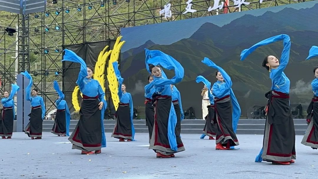 ས་ཆེན་དབྱངས་ལ་འགུགས་ཞེས་པའི་2023ལོའི་བྲག་འགོའི་འོང་སྐོར་དམངས་སྲོལ་རིག་གནས་བྱེད་སྒོ་འགོ་ཚུགས་པ།