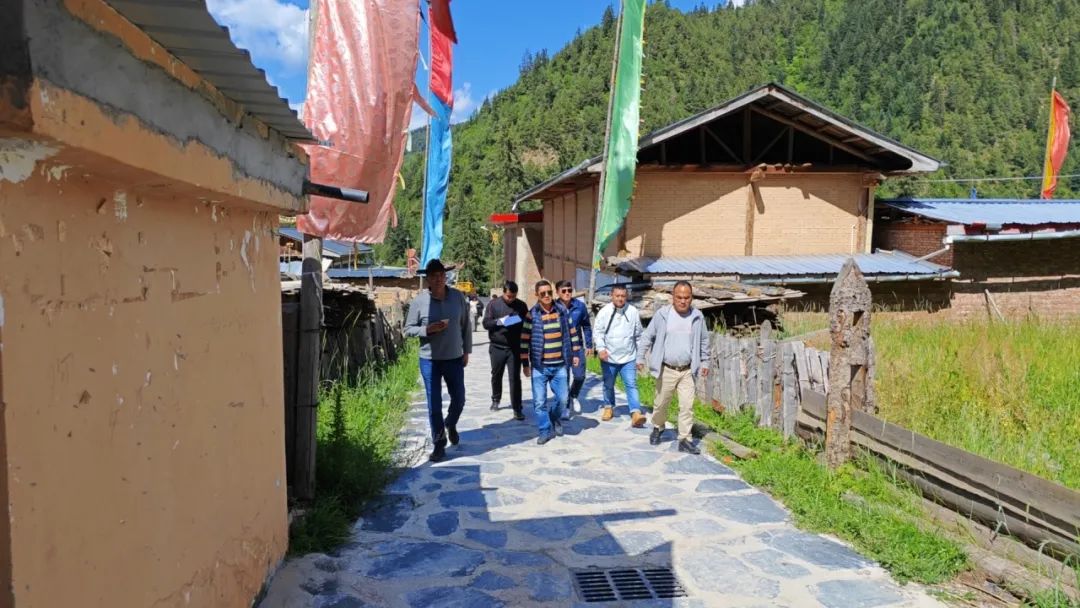 མཛོད་དགེ་རྫོང་ཨ་སྐྱིད་གྲོང་རྡལ་གྱིས་གཙོ་གནད་རྣམ་གྲངས་འཛུགས་སྐྲུན་དམ་འཛིན་གྱིས་སྤུས་ཚད་མཐོ་བའི་འཕེལ་རྒྱས་ལ་རམ་འདེགས་གནང་།