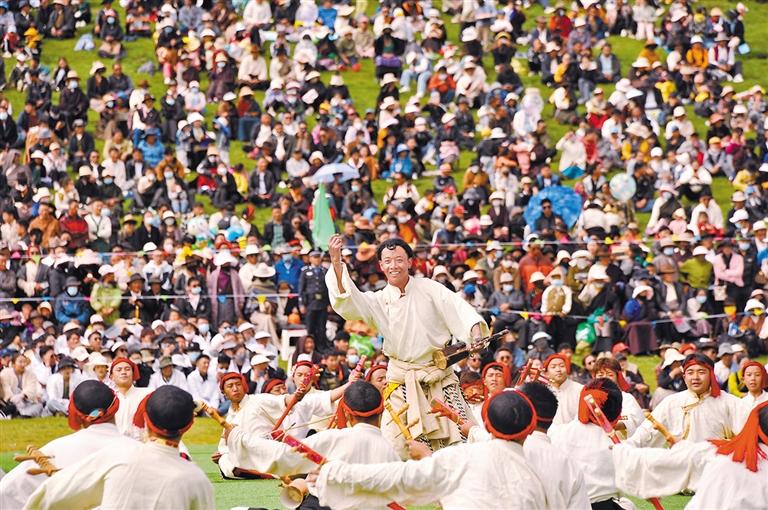 སྤྲོ་བ་འཕེལ་བཞིན་བྲོ་གར་འཁྲབ།