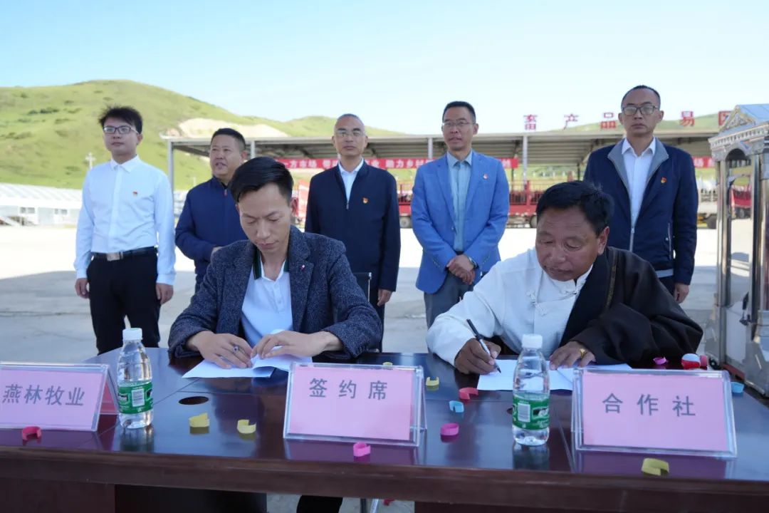 མཛོད་དགེ་རྫོང་ཁྲོན་ཀན་མཚོ་གསུམ་གྱི་ཕྱུགས་ལས་ཐོན་རྫས་སྣ་འཛོམས་ཉོ་ཚོང་ཁྲོམ་རའི་སྒོ་ཕྱེ་སྟེ་ས་ཁོངས་ཀྱི་ཐོན་ལས་འཕེལ་རྒྱས་ཀྱི་གསོན་ཤུགས་གསར་བ་བསྐྲུན།