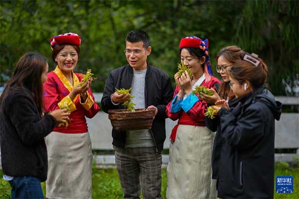 ཐོན་ལས་ཀྱིས་གྲོང་གསེབ་དར་རྒྱས་ལ་སྐུལ་འདེད་བྱས། 