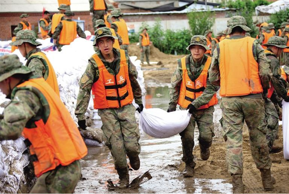 དྲག་ཆར་རླུང་འཚུབ་ཁྲོད་ཏང་དར་ལྷབ་ལྷུབ་ཏུ་གཡོ།