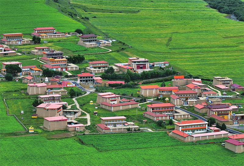 རྔ་པས་གསུམ་ལྡན་ཁྱིམ་གཞིས་བསྐྲུན་ནས་གྲོང་གསེབ་དར་རྒྱས་ལ་སྐུལ་འདེད་བཏང་བ།