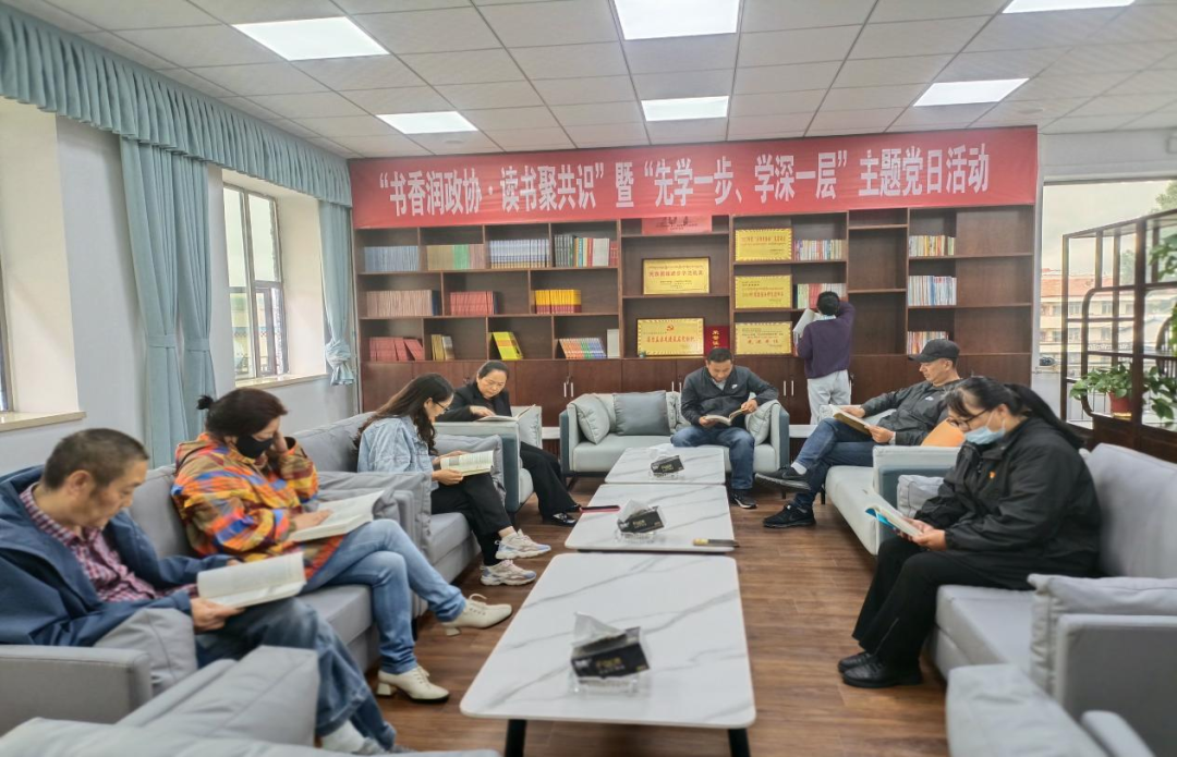མཛོད་དགེ་རྫོང་སྲིད་གྲོས་ལས་ཁུངས་ཀྱི་ཏང་ཀྲི་པུའུ་ཡིས་དཔེ་ཀློག་ཁྲོད་ཐུན་མོང་ངོས་འཛིན་གཅིག་གྱུར་དང་སློབ་སྦྱོང་ཟབ་སྤེལ་གྱི་བརྗོད་དོན་གཙོ་བོའི་ཏང་གི་ཉིན་མོའི་བྱེད་སྒོ་སྤེལ།