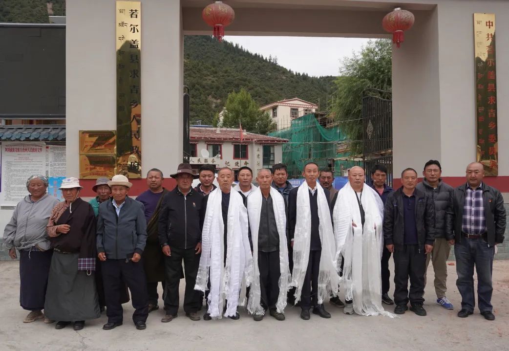 སྔོན་གཤེགས་དཔའ་བོ་ཝང་ཡིའུ་ཅུན་གྱི་ཉེ་དུ་མཛོད་དགེ་རྫོང་དུ་ཡོང་ནས་སྔོན་གཤེགས་དཔའ་བོར་རྗེས་དྲན་བྱས།