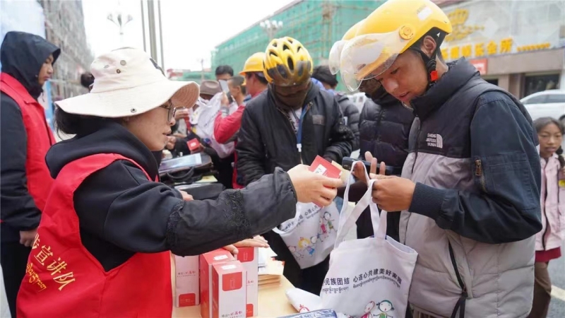 མཛོད་དགེ་རྫོང་གིས་2023ལོའི་སེ་འབྲུའི་མེ་ཏོག་མཛོད་དགེ་མཐོང་བ་ཀུན་སྨོན་དུ་བཞད་ཅེས་པའི་མི་རིགས་མཐུན་སྒྲིལ་ཡར་ཐོན་གཅིག་བསྡུས་དྲིལ་བསྒྲགས་བྱེད་སྒོ་སྤེལ།