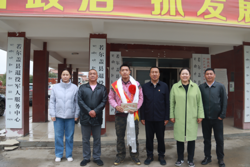 མཛོད་དགེ་རྫོང་གིས་དམག་ཞབས་ཐིམས་པའི་དམག་མི་གཟི་བརྗིད་ངང་ཕ་ཡུལ་དུ་ལོག་པར་དགའ་བསུ་བྱས།