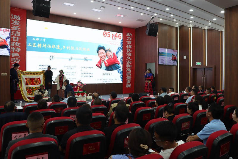 སྤུས་རྟགས་ཀྱི་ཕན་འབྲས་ལ་བརྟེན་ནས་ཡུལ་སྡེ་དར་རྒྱས་ཡོང་བར་བྱས།
