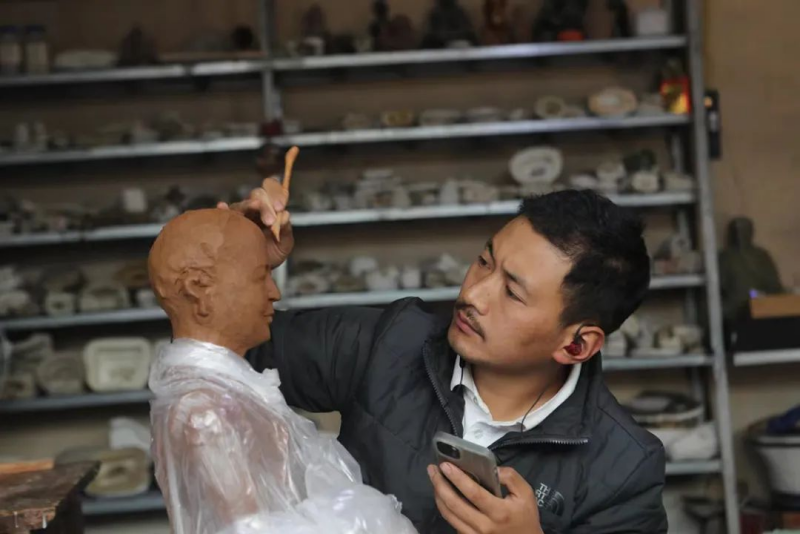 མཁྱེན་ལི་ལི་མ་བླུག་བཟོ་ལག་རྩལ་པ་བུ་ཚེ་རིང་གི་གཏམ་རྒྱུད།