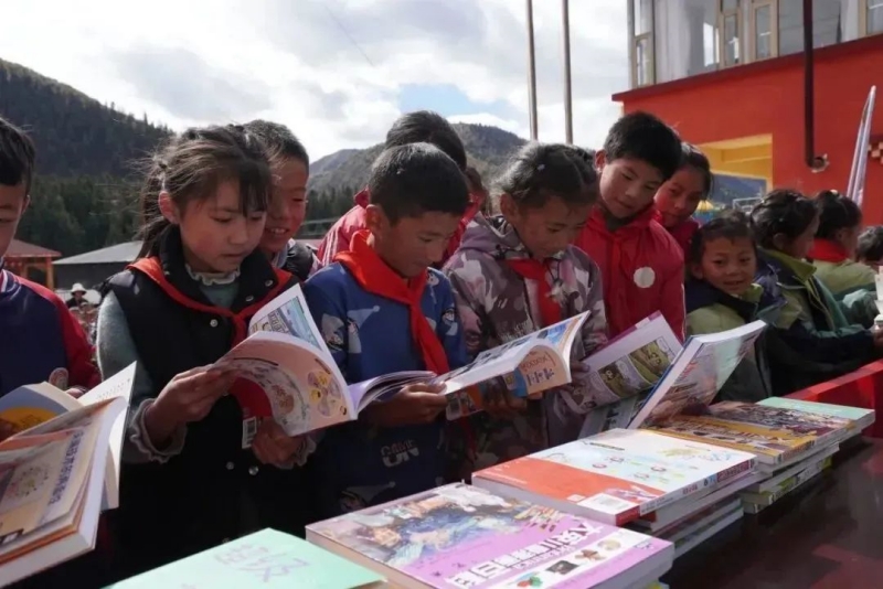མཛོད་དགེ་རྫོང་གིས་2023ལོའི་ཐེན་ཧྥུའུ་དཔེ་འགྲེམ་དྲིལ་བསྒྲགས་བྱེད་སྒོ་སྤེལ།