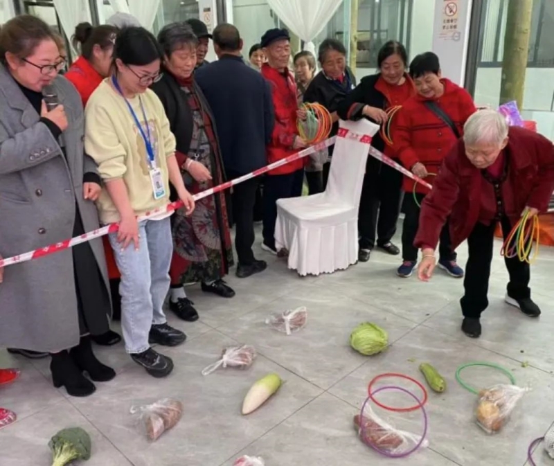 རྒན་བཀུར་རྒན་གཅེས་ཀྱི་དུས་ཆེན་ལ་རྒན་རྒོན་ཚོར་བྱམས་བརྩེའི་དྲོད་ཁོལ་སྦྱིན་པ།