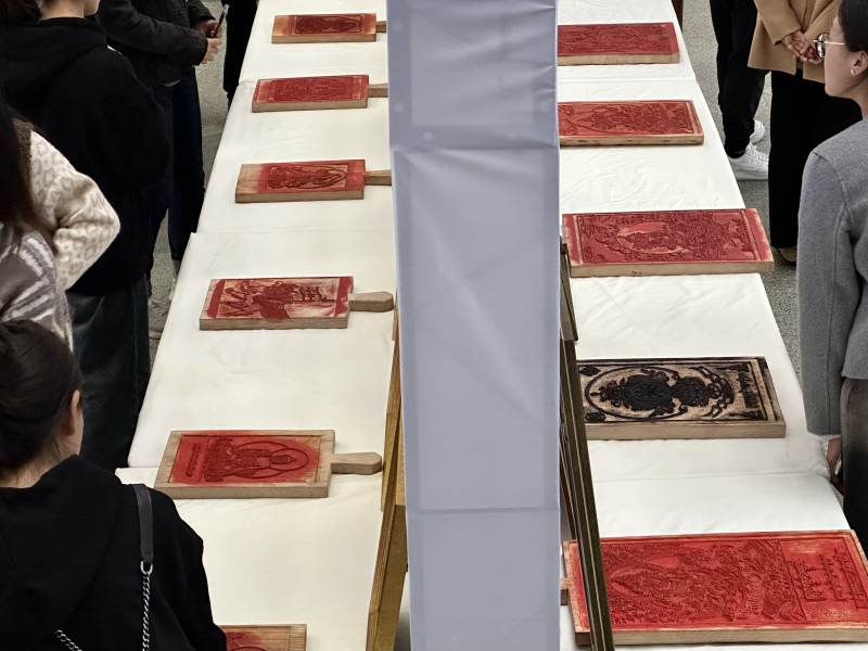 ༢༠༢༣ལོའི་རྒྱལ་ཁབ་སྒྱུ་རྩལ་ཐེབས་རྩའི་སྒྱུ་རྩལ་ཤེས་ལྡན་པ་གསོ་སྐྱོང་གི་རོགས་དངུལ་ལས་གཞི་སྟེ༼བོད་ཀྱི་པར་རྐོས་ལག་རྩལ་གསར་གཏོད་ཤེས་ལྡན་མི་སྣ་གསོ་སྦྱོང་༽གི་གྲུབ་འབྲས་འགྲེམ་སྟོན་སྤེལ་བ།