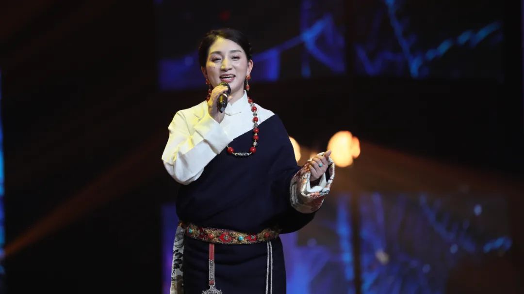 གཞས་མ་སྒྲོན་པེ་ཡི་གླུ་གཞས་ཆེད་ཚོགས་ཨ་མདོ་བརྙན་འཕྲིན་ནས་འཚོགས།