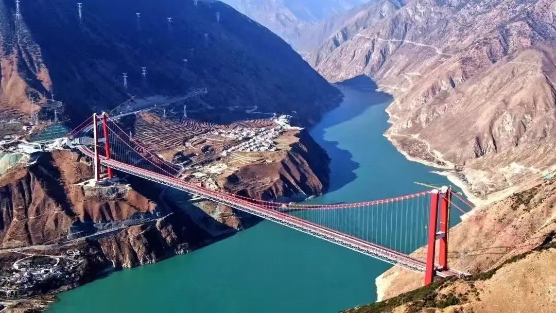 རྒྱལ་རོང་རྒྱལ་མོ་རྔུལ་ཆུའི་ཟམ་ཆེན་ཞིག་ལ་བྱ་དགའ་ཐོབ་འདུག